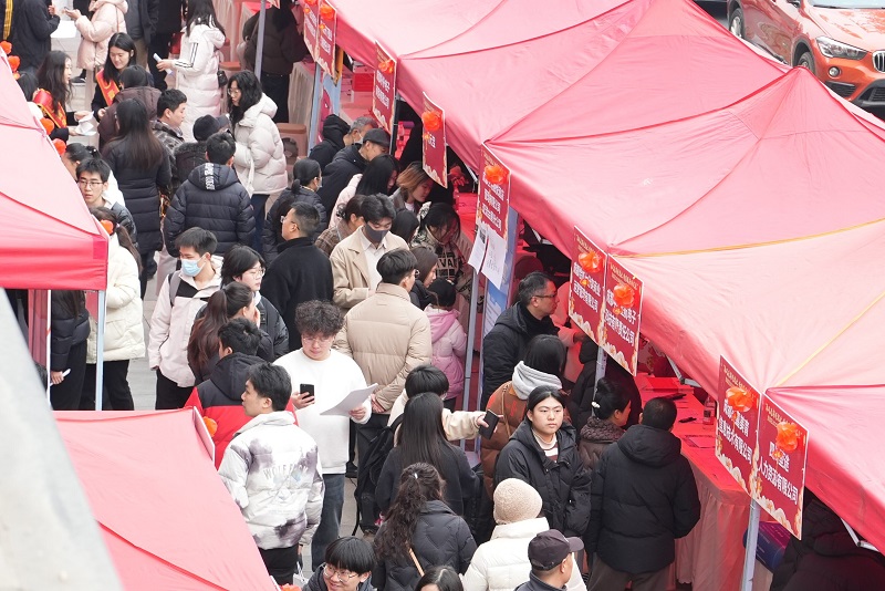 “百米小巷”人潮涌動！瑞方人力助力2025年武侯區(qū)春風行動專場招聘會“開門紅” 第7張